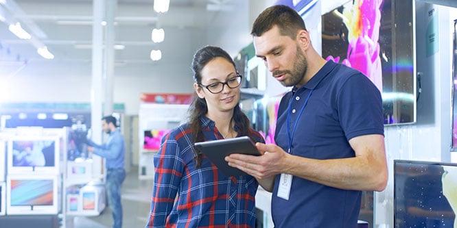www.retailwire.comwp-contentuploads201901electronics-store-associate-helping-customer